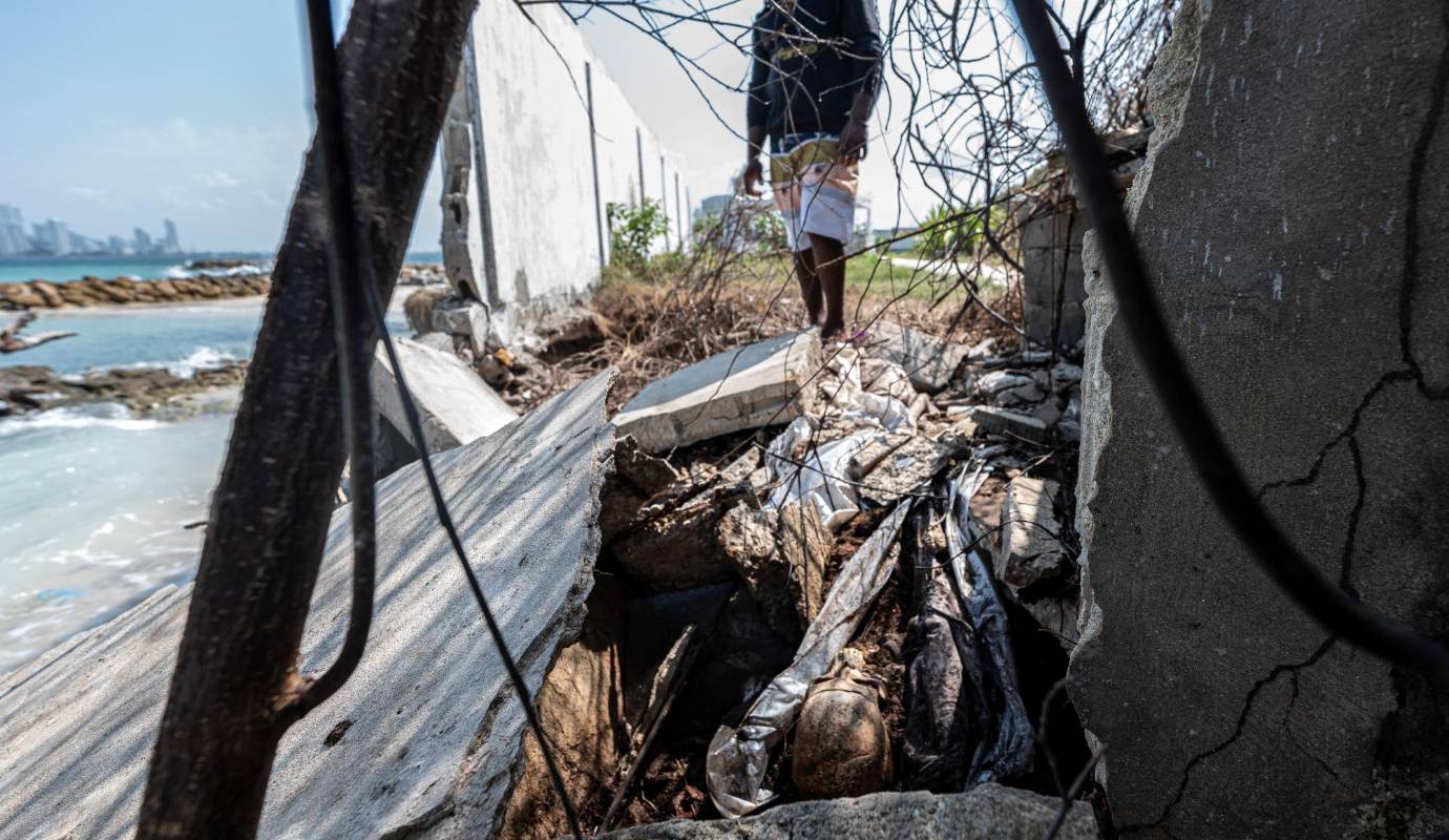 En el cementerio de la isla Tierra Bomba en Cartagena, el crecimiento del mar Caribe destruyó un antiguo cementerio y algunos huesos aparecieron en la costa. Foto: AFP