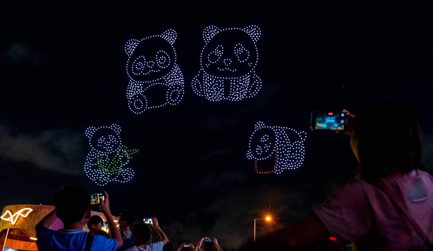 El evento, inspirado en las famosas pinturas del artista chino Xu Beihong, ofreció una innovadora mezcla de arte y tecnología, con imágenes en movimiento formadas por cientos de drones que deslumbraron a los asistentes. Foto: GETTY