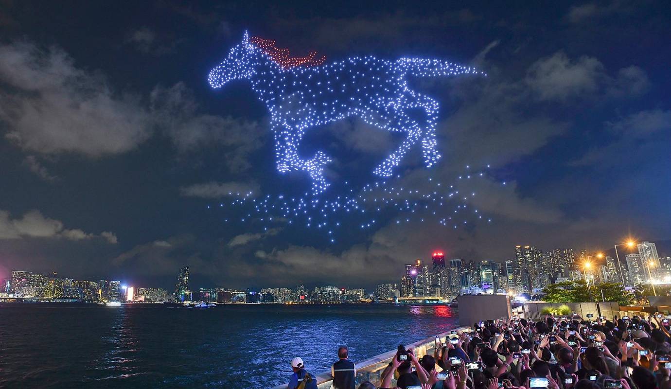 El espectáculo de drones ha marcado el inicio de estas festividades, fusionando el arte clásico con la tecnología moderna para rendir homenaje a la rica herencia cultural de China. Foto: GETTY