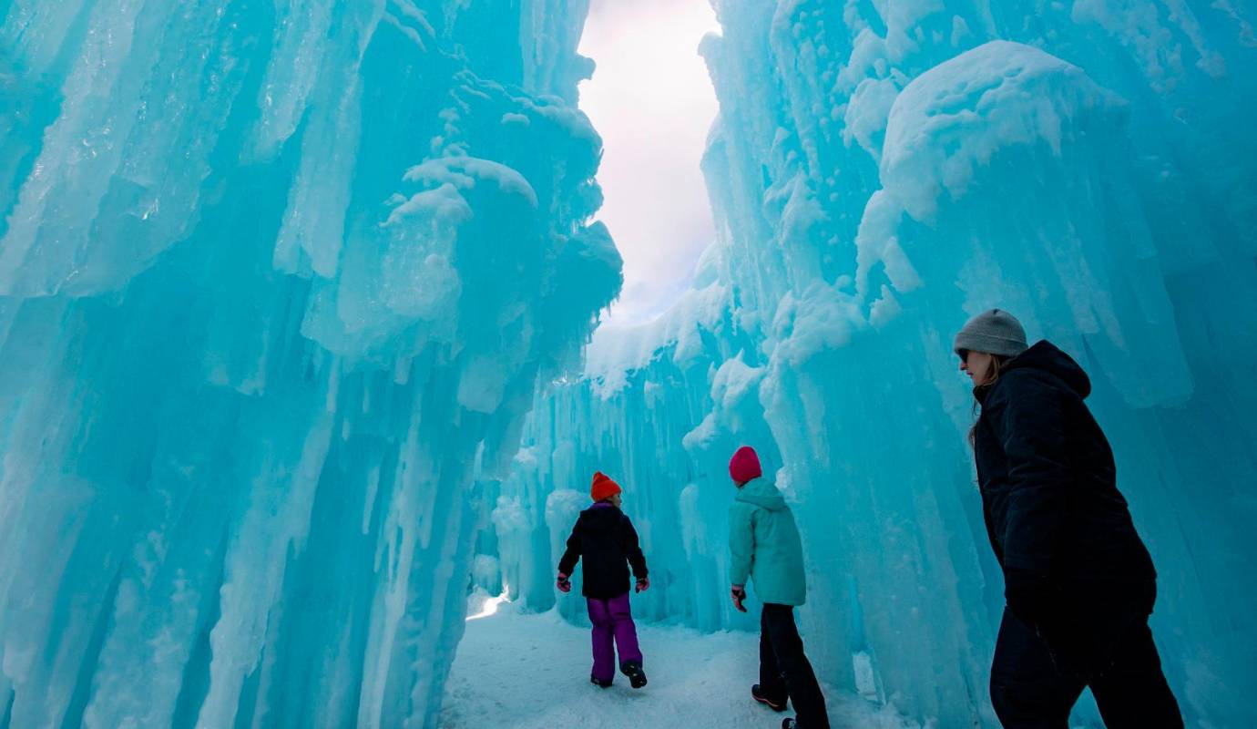  Con la llegada del invierno, la pequeña localidad de North Woodstock, en el corazón de Estados Unidos, se transforma en un escenario mágico donde la naturaleza y el arte se entrelazan para crear una experiencia única e inolvidable. Foto: AFP