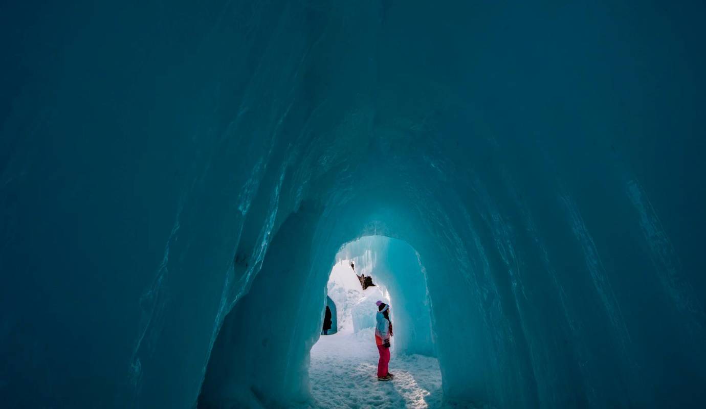 Los visitantes que se aventuran a explorar los Castillos de Hielo se sumergen en un mundo mágico donde pueden recorrer túneles de hielo que brillan con la luz, deslizarse por toboganes helados que desafían la gravedad, admirar esculturas de hielo que representan animales y personajes fantásticos, y sentarse en tronos congelados que evocan la realeza de los cuentos. Foto: AFP