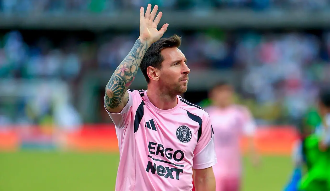 En un encuentro emotivo que terminó con un marcador de 2-1, el resultado pasó a un segundo plano ante la presencia del astro argentino, quien ofreció una exhibición de inteligencia táctica y conexión emocional con el público paisa. Foto: Camilo Suárez