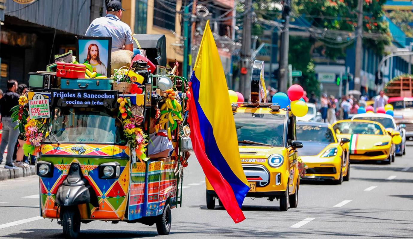 Más que un espectáculo visual, el desfile fue un acto de unión ciudadana y un recordatorio del valor del sacrificio de quienes, en activo o en retiro, han defendido la soberanía y la paz del país. Foto: Manuel Saldarriaga Quintero