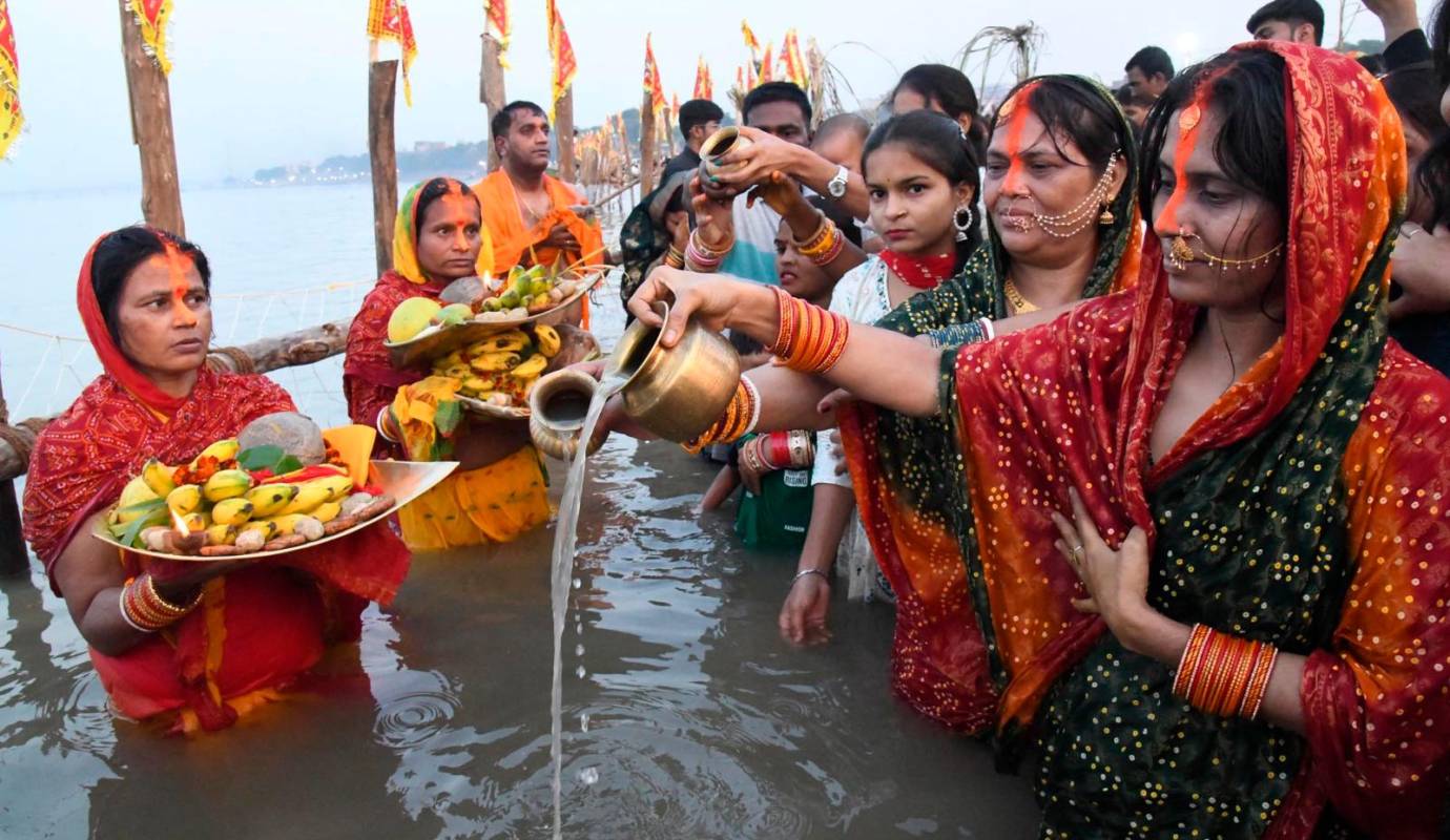 El antiguo festival Chhath Puja es una tradición en la India, donde le rinden homenaje a los dioses del sol y del agua y los hindúes ayunan y rezan para pedir longevidad y saludFoto: Getty