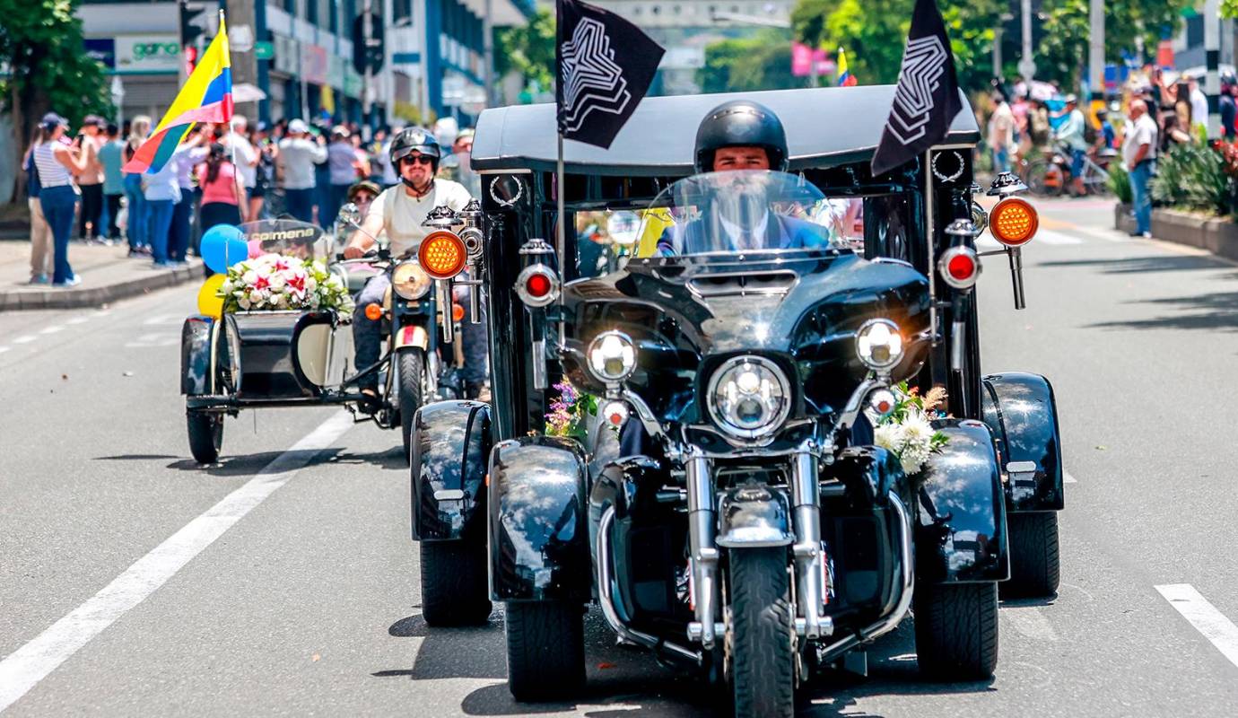 Vehículos de diferentes épocas y tipos, desde imponentes tanques y motocicletas de alta gama hasta vehículos antiguos restaurados, han rodado por la ciudad, transportando a los verdaderos protagonistas de la jornada. Foto: Manuel Saldarriaga Quintero