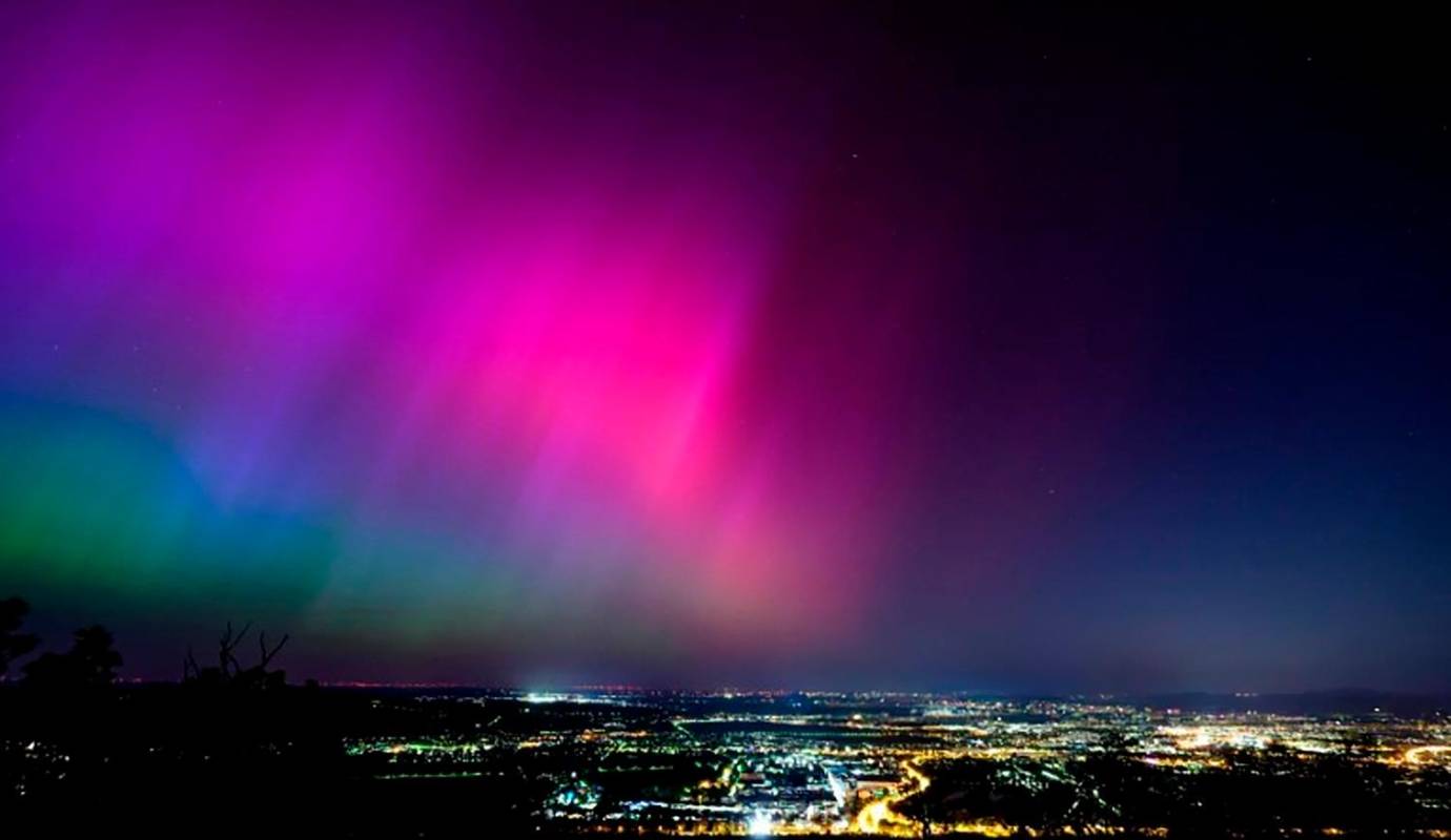 Australia. La hermosa exhibición poco común se debió a una de las tormentas geomagnéticas más fuertes que han golpeado a la Tierra en años. Foto: GETTY