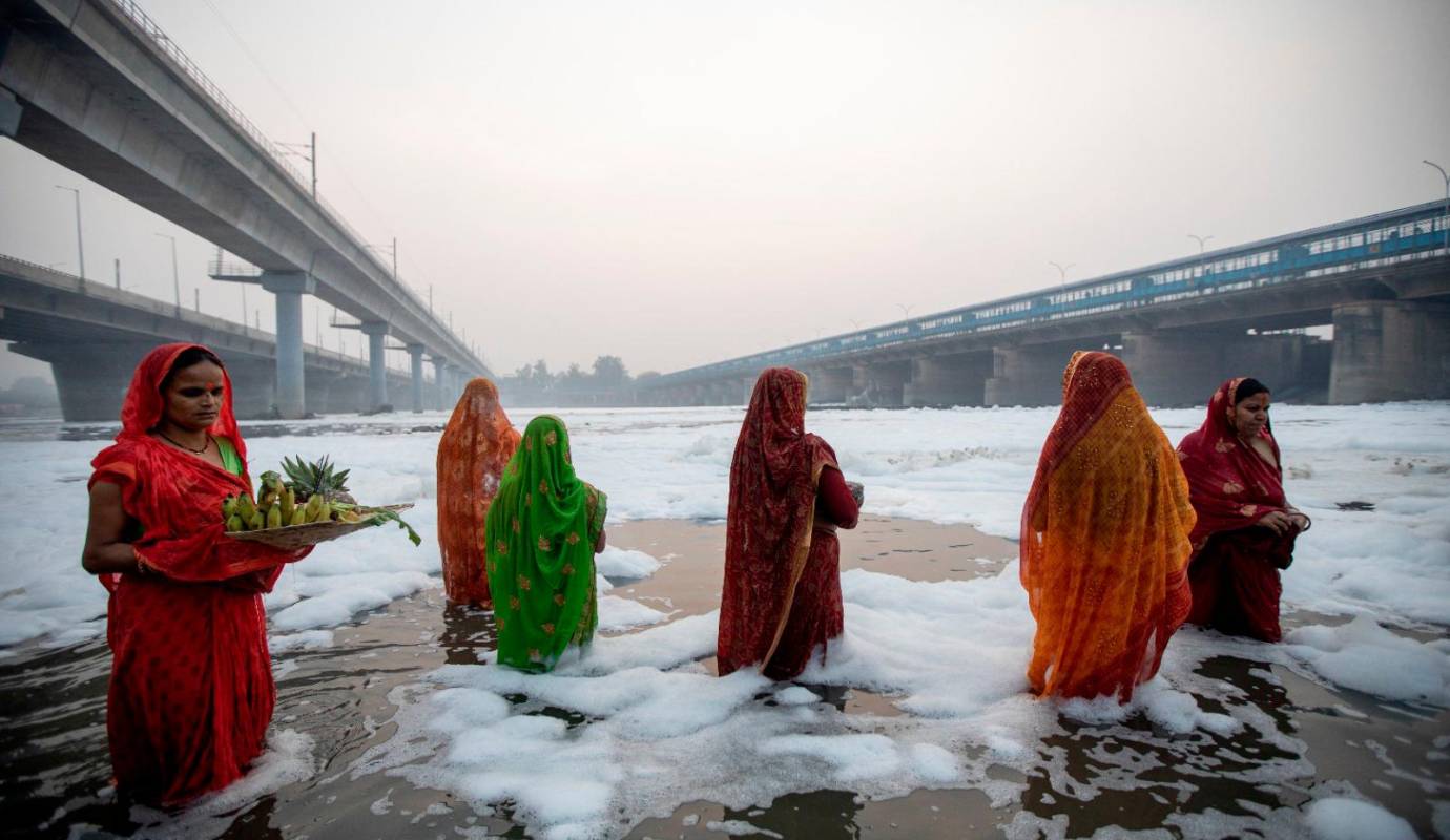El Río Yamuna y Ganges son los principales espacios sagrados donde se lleva a cabo esta festividad, pero también son los más contaminados. Foto: Getty
