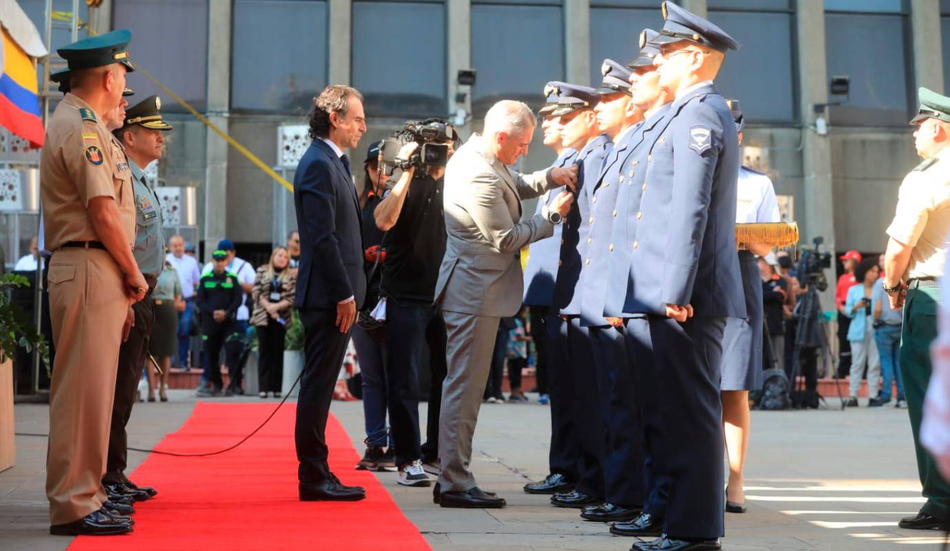 El Gobernador de Antioquia, Andrés Julián Rendón y el alcalde de Medellín, Federico Gutiérrez condecoraron algunos miembros de las Fuerzas Militares por su destacada labor profesional en servicio de la seguridad del Antioquia y el país. Foto: Esneyder Gutiérrez