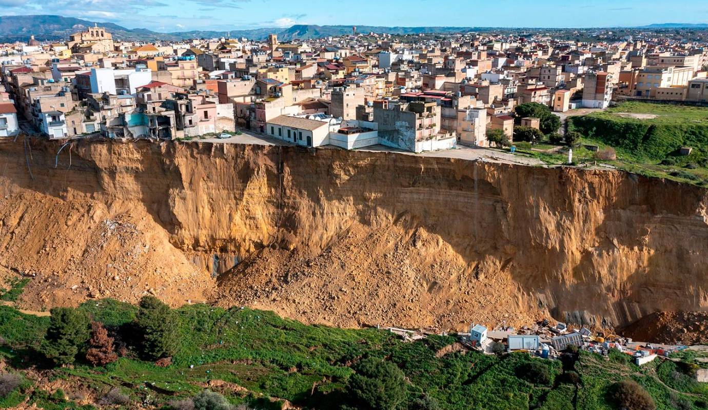 El deslizamiento ha transformado el paisaje de esta zona rural siciliana, donde grandes masas de tierra se desplazaron ladera abajo, arrastrando vegetación, postes de servicios públicos y afectando la estabilidad del terreno. Foto: GETTY