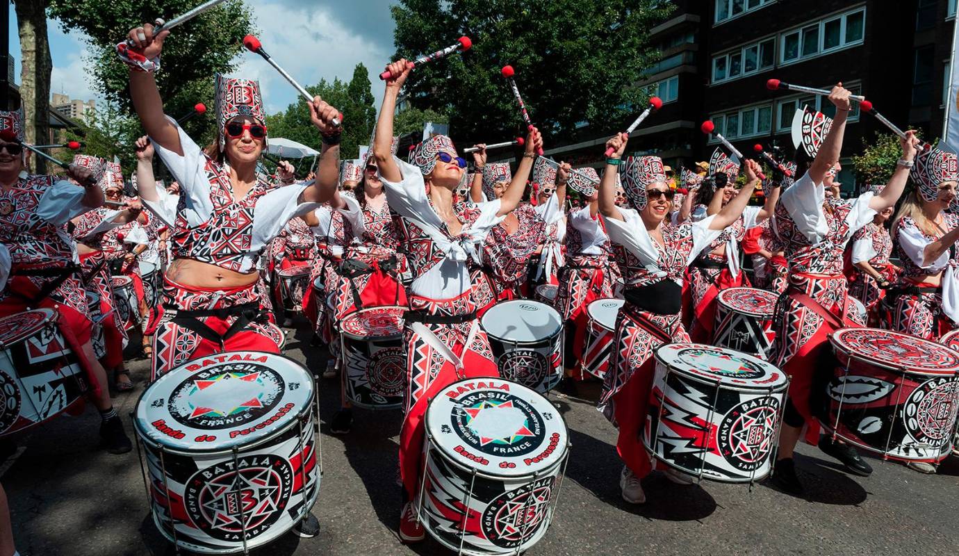 Miles de personas se reunieron para celebrar la diversidad cultural de Londres en un ambiente festivo y contagioso. Foto: GETTY