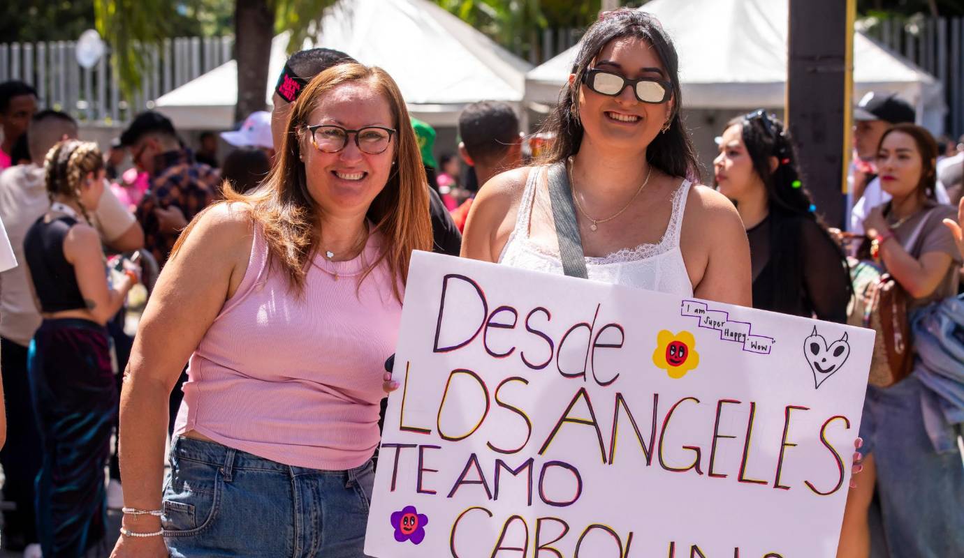 Fans de la artista viajaron desde varias partes del mundo para ver la presentación especial que Karol G prometió para su tierra natal, Medellín. Foto: Carlos Velásquez