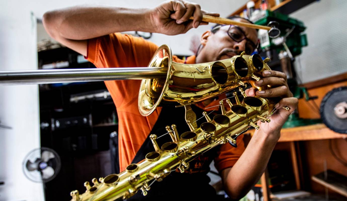Con manos expertas y un oído afinado, Sergio se dedica a la fabricación, restauración y mantenimiento de instrumentos musicales, asegurando que cada uno conserve su esencia y calidad sonora. Foto: Julio César Herrera