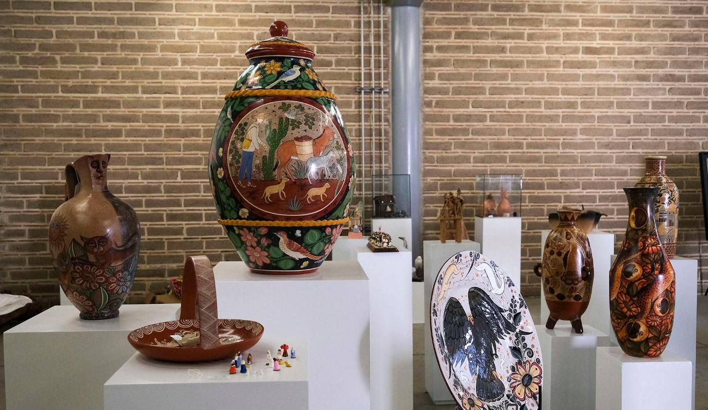 El tradicional tianguis artesanal reúne a cientos de creadores que exhiben y comercializan directamente sus obras, convirtiéndose en uno de los principales atractivos turísticos de la región. Foto: Oficina de Visitantes y Convenciones de Guadalajara