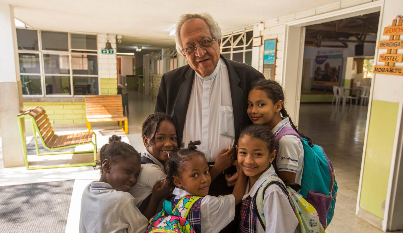 Monseñor Santa María fue párroco de la parroquia de La Candelaria y desde 1992 es el hombre detrás de la Fundación Hogares San José. Foto: Carlos Velásquez