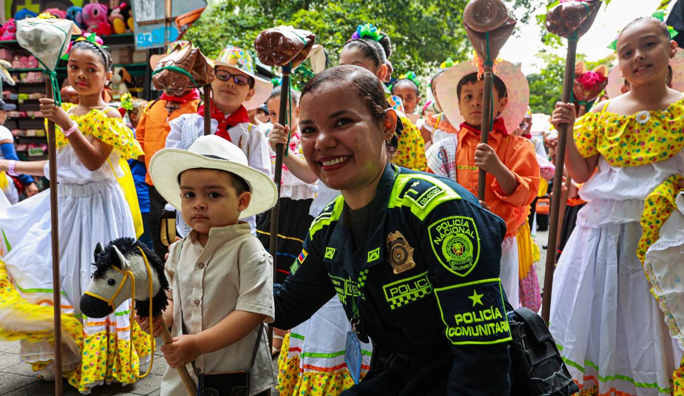  Padres, abuelos y amigos acompañaron a los pequeños jinetes, creando un ambiente festivo y lleno de camaradería. Foto: Manuel Saldarriaga Quintero.