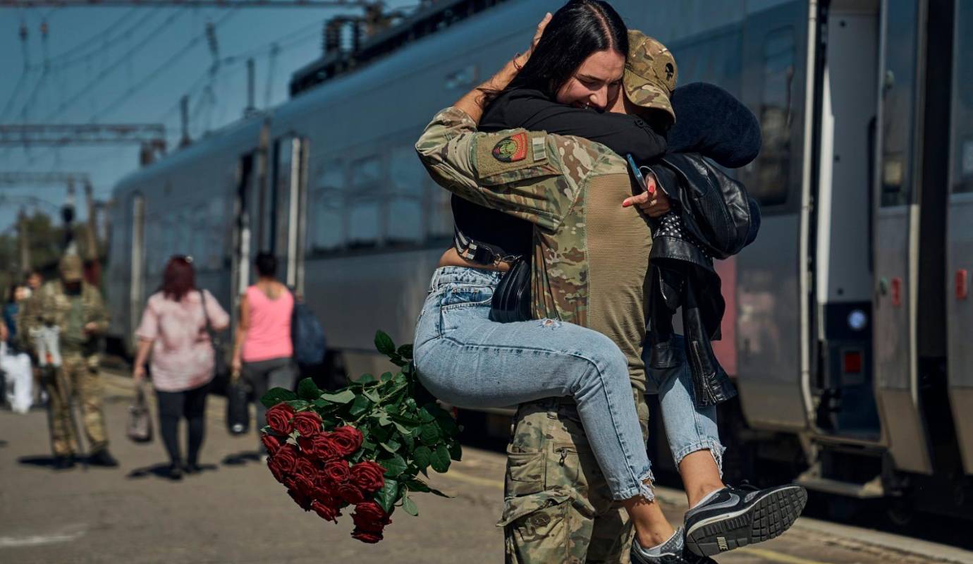 Emotivos encuentros se dan en la región de Donetsk, Kramatorsk, Ucrania, cuando los soldados que llegan desde las zonas de guerra descienden de los trenes para reencontrarse con sus parejas y familiares.