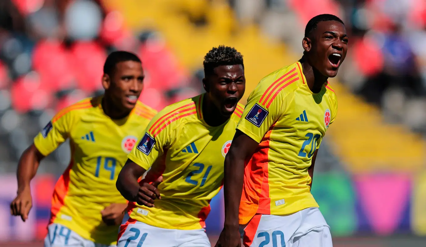 Colombia volvió a sonreír en el Mundial Sub-20. En un partido lleno de intensidad y buen fútbol, la selección dirigida por César Torres venció 3-1 a Sudáfrica y aseguró su paso a los cuartos de final del certamen que se disputa en Chile. Foto: AFP