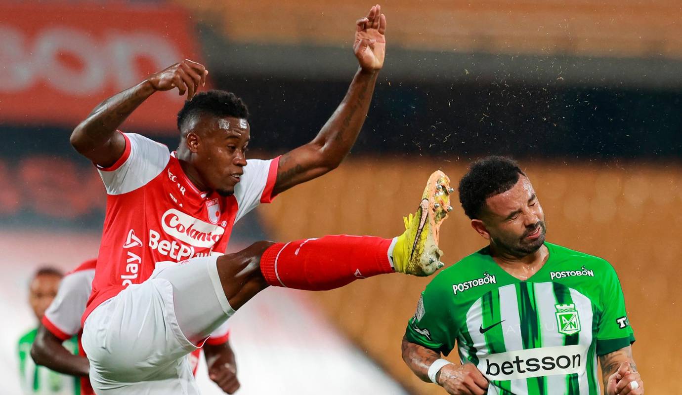 Atlético Nacional empató 1-1 con Independiente Santa Fe en el estadio Atanasio Girardot. Aunque el marcador final dejó un sabor amargo para el equipo local, el arquero Andrés Mosquera Marmolejo, figura indiscutible del partido, fue clave para mantener el empate y frustrar las oportunidades de gol del equipo verdolaga. Foto: Manuel Saldarriaga Quintero