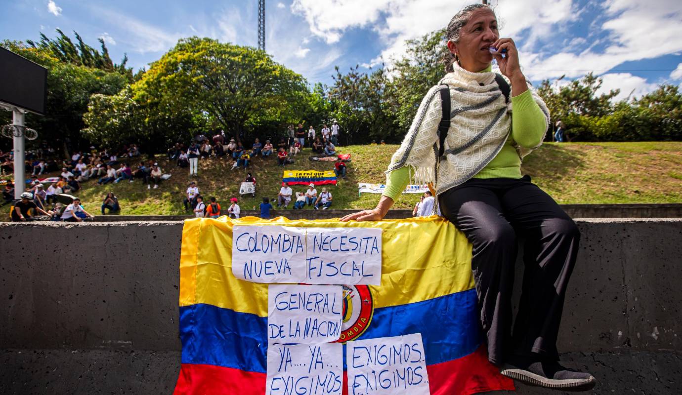 Con pancartas y banderas los manifestantes expresaron su apoyo al gobierno de Gustavo Petro. Foto: Carlos Velásquez