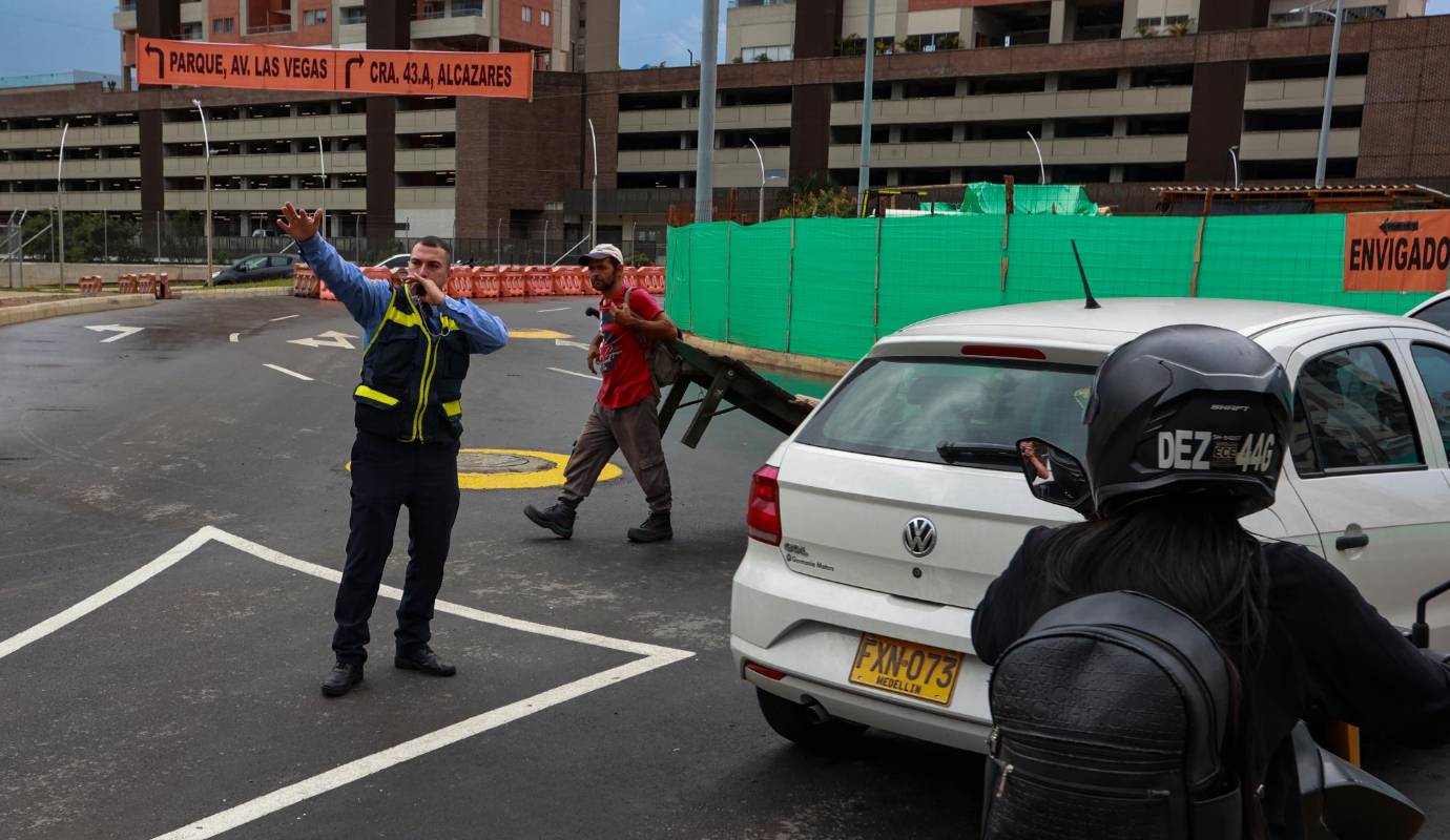 La apertura de las dos estructuras permitirá el tránsito de cerca de 100.000 vehículos que se dirigen hacia el centro de Sabaneta o entre la Carrera 43A y la avenida Las Vegas, evacuando de forma más ágil los autos que circulan desde o hacia el barrio La Barquereña. Foto: Manuel Saldarriaga Quintero