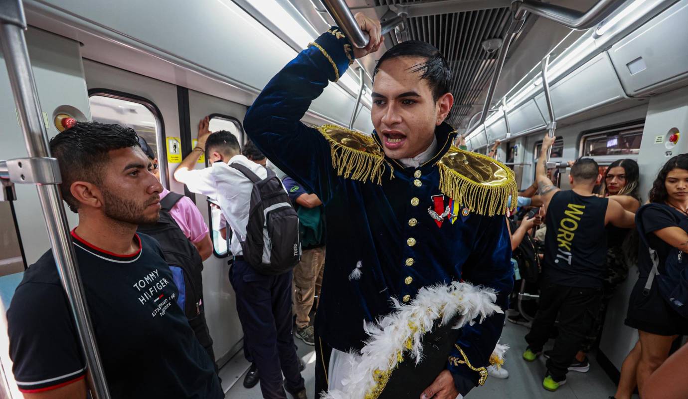 Desde el interior de los vagones del metro los actores interactua con los usuarios compartiendo anécdotas sobre la vida del prócer. Foto: Manuel Saldarriaga Quintero.
