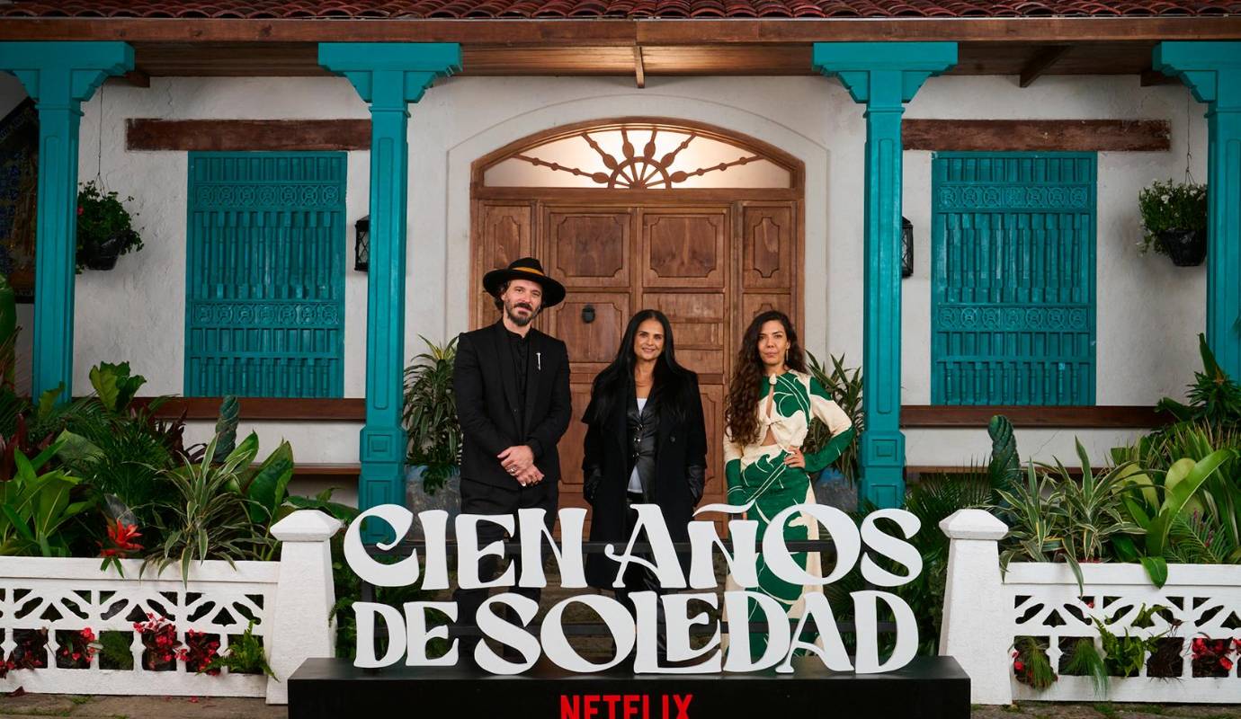 El director argentino Alex García López acompañado de Bela Bajaria, directora de contenido de netflix y la directora colombiana Laura Mora. Ayer 9 de diciembre el Museo El Chicó, de Bogotá, se convirtió en un espacio de celebración cultural al acoger el lanzamiento oficial de la serie de televisión “Cien años de soledad”, una ambiciosa producción de Netflix basada en la emblemática novela del Nobel colombiano Gabriel García Márquez. Foto: Colprensa