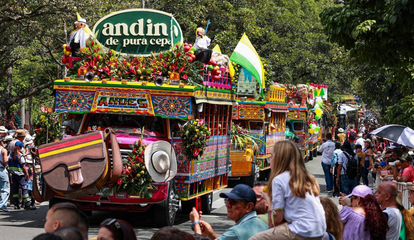 El Desfile de Chivas y Flores, se tomo la carrera 70 de Belén, en el Aeroparque Juan Pablo II, donde más de 50 chivas recorrieron las calles llenas de música, flores y color. Foto: Manuel Saldarriaga Quintero.