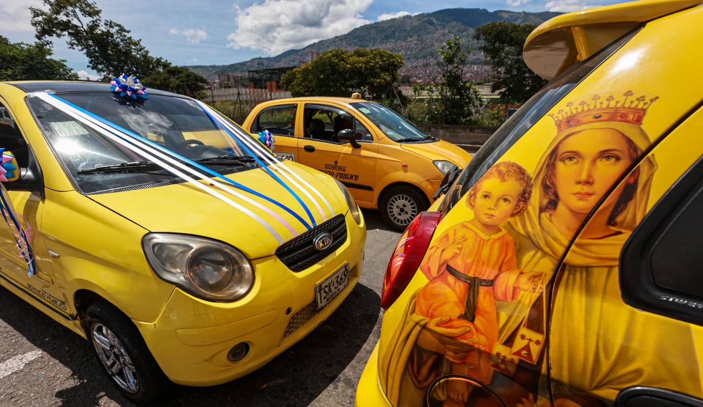 Muchos vehículos son adornados con la imagen de María. Foto: Manuel Saldarriaga Quintero.