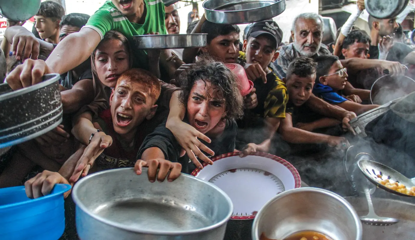 El fotógrafo Mahmoud Zaki Salem Issa / Palestina, fue el ganador de la categoría: Vida Diaria. Una crisis humanitaria: hambruna y bloqueo / Palestina. Palestinos se reúnen para recibir comidas preparadas por un comedor social en medio del conflicto en el norte de la Franja de Gaza el 11 de septiembre de 2024. 