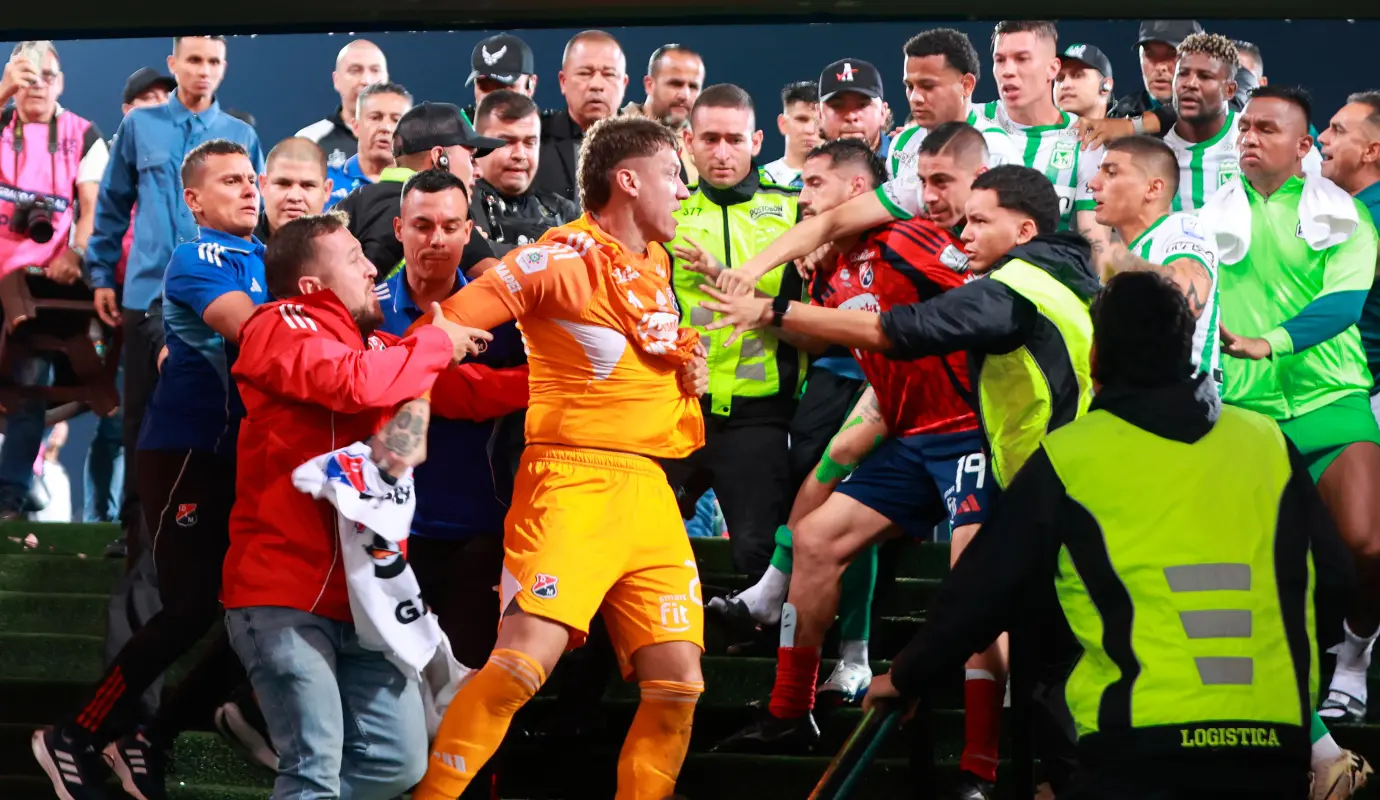 Quien parece que no supo manejar la frustración fue el arquero uruguayo Washington Aguerre, quien al final del encuentro terminó peleando con Mateus Uribe, a quien, en las imágenes de televisión, se vio que le intentó meter la toalla que tenía por la boca. Foto: Manuel Saldarriaga Quintero
