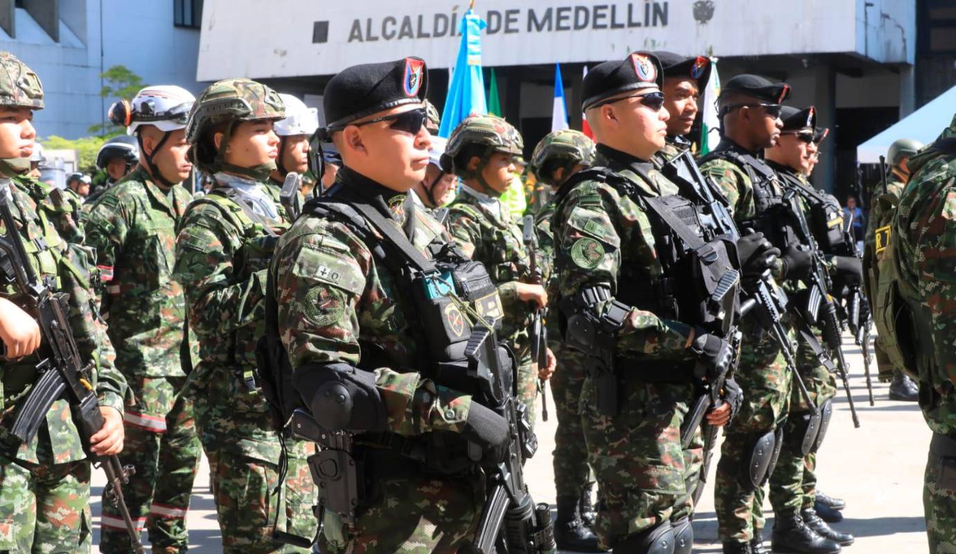 El acto en La Alpujarra sirvió como un recordatorio del coraje y la determinación de aquellos que lucharon por la independencia del país, y como un llamado a la unidad y al trabajo conjunto por un futuro próspero y pacífico para todos los colombianos. Foto: Esneyder Gutiérrez