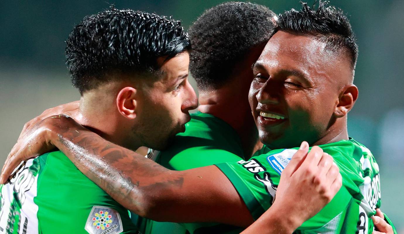 La afición verdolaga, que abarrotó las tribunas del estadio Ditaires, alentó a su equipo en todo momento. Foto: Manuel Saldarriaga Quintero