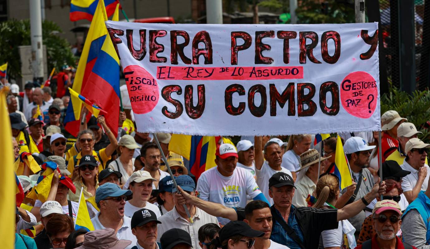 Los antioqueños se reunieron y sacaron pancartas para mostrar su inconformidad con el actual mandato nacional. Foto: Manuel Saldarriaga Quintero.