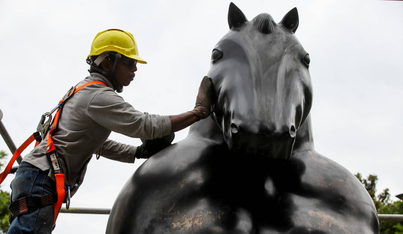 El bronce, material predominante en las obras de Botero, es sometido a una limpieza profunda para eliminar la suciedad acumulada por el contacto constante con las manos de los visitantes y el impacto de las condiciones climáticas. Foto: Julio César Herrera