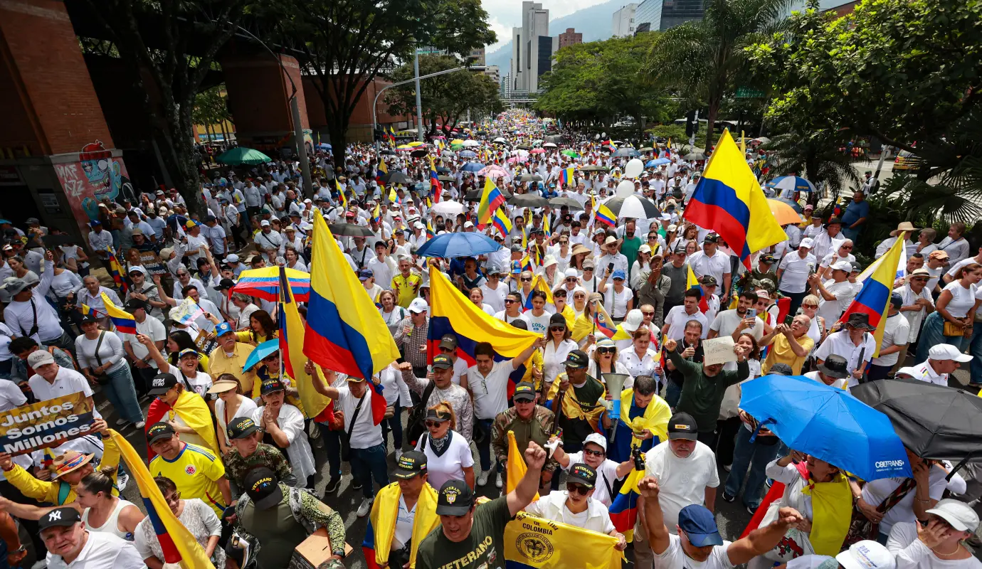 Medellín le cumplió a la marcha del silencio: familias enteras marcharon en apoyo a Miguel Uribe y en rechazo al gobierno. Foto: Manuel Saldarriaga Quintero.