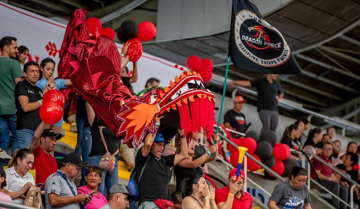 Las gradas del coliseo vibraron con el entusiasmo de los equipos, entrenadores y aficionados, que apoyaron a los atletas en sus impresionantes rutinas llenas de acrobacias, saltos y coreografías perfectamente sincronizadas. Foto: Juan Antonio Sánchez