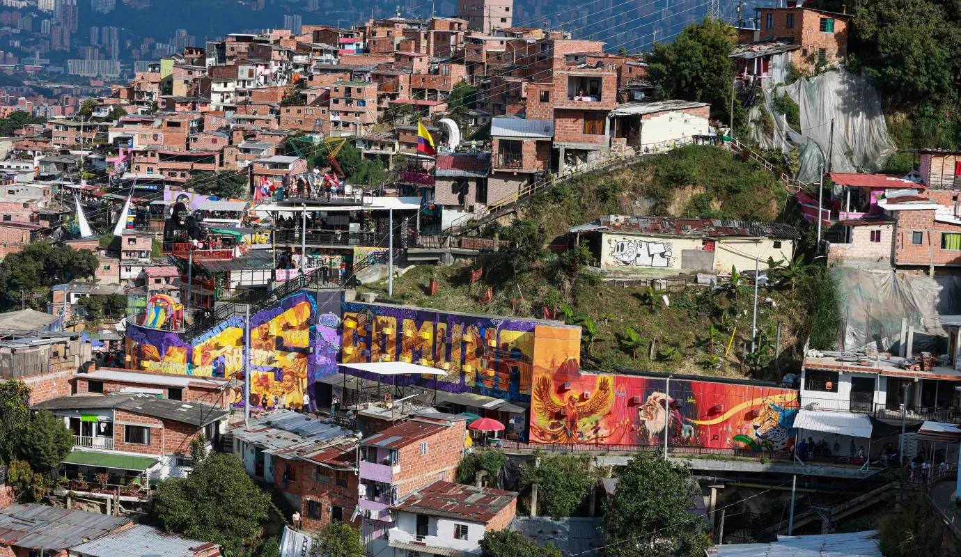 Estas obras de arte urbano no solo embellecen el barrio, sino que también cuentan la historia de una comunidad que ha superado la violencia y la estigmatización, que ha encontrado en el arte una forma de sanar sus heridas y de construir un futuro mejor. Foto: Manuel Saldariaga Quintero.