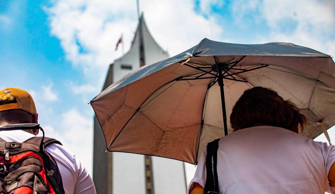 Según expertos, el calor que se vive en Medellín obedece a condiciones globales del cambio climático, en lo local al Fenómeno de El Niño y además las condiciones físicas de la ciudad como el concreto y pavimento, entre otras causas. Foto: Esneyder Gutiérrez Cardona 