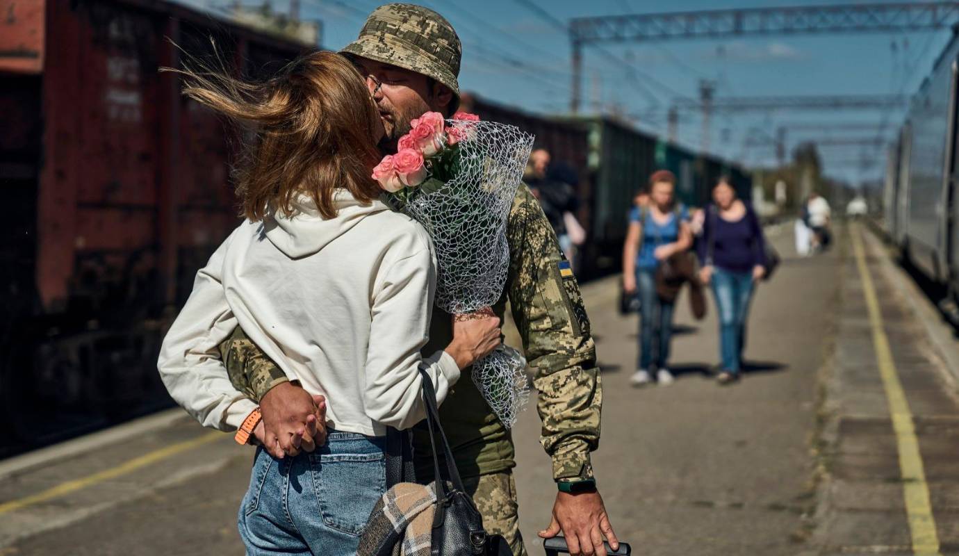 Los soldados han defendido a Ucrania de la invasión rusa por más de dos años y muchos no han podido regresar con su familia. Foto: Getty