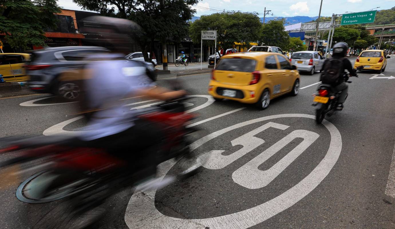 La Alcaldía de Medellín informó en la mañana de este lunes 31 de julio que sigue adelantando el proceso de demarcación y señalización horizontal y vertical del límite de velocidad de 50 kilómetros por hora en las vías urbanas y de 30 kilómetros por hora en las vías residenciales y zonas escolares. Foto: Manuel Saldarriaga Quintero