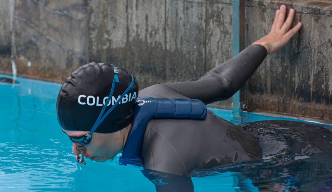 Sofía tiene 31 años. De ellos le ha dedicado los últimos 10 a la apnea, un deporte extremo subacuático que consiste en interrumpir la respiración y recorrer distancias largas bajo el agua. Foto: Manuel Saldarriaga Quintero