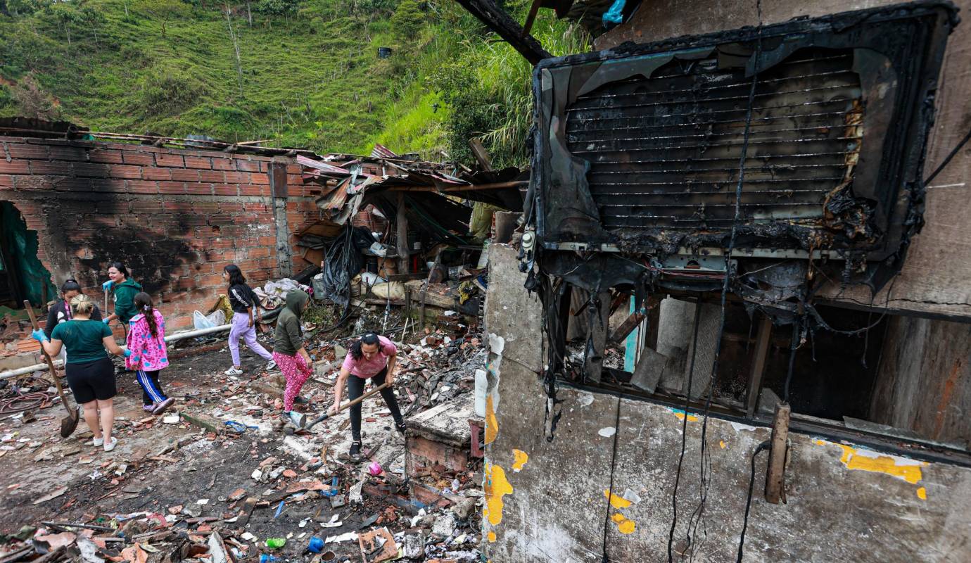 La fuerza de la explosión destruyó por completo la vivienda donde se encontraba el material inflamable y causó daños considerables en varias construcciones vecinas. Foto: Manuel Saldarriaga Quintero. 