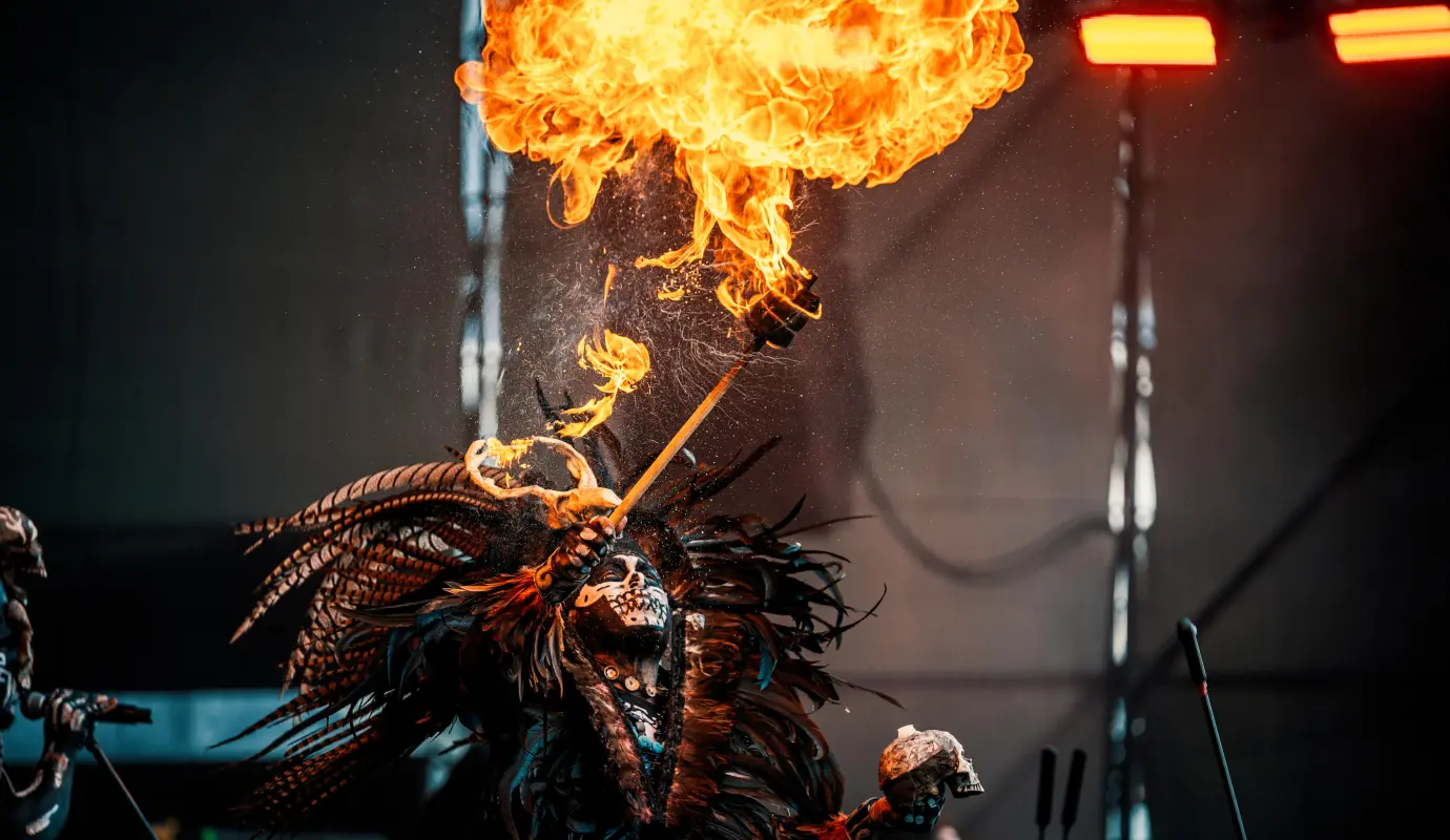 Durante este puente festivo, miles de asistentes se congregan en el parque Simón Bolívar de Bogotá para vivir tres jornadas cargadas de energía, guitarras estridentes y pasión por el rock durante la edición número 29 del Festival Rock al Parque. Foto: GETTY