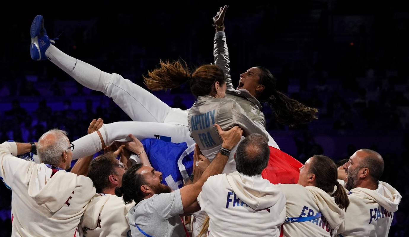 Manon Apithy Brunet de Francia celebra después de ganar el oro individual de sable femenino que disputó con su compatriota Sara Balzer que obtuvo la medalla de plata, durante el cuarto día de competencias de los Juegos Olímpicos de París 2024. Foto: GETTY