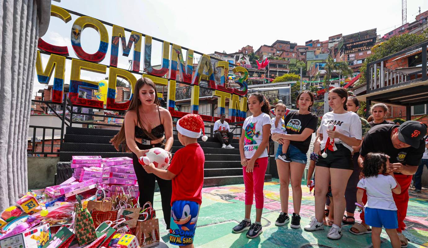 Además de la inauguración del Cristo Paisa, se realizo una jornada de entrega de regalos para los niños de este sector de la Comuna 13. Foto: Manuel Saldarriaga Quintero.