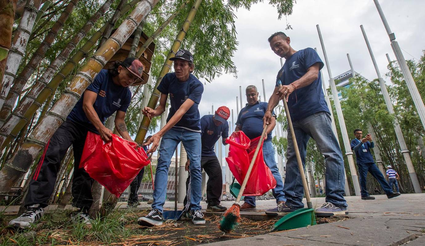 El impacto de esta iniciativa va más allá de la transformación física de los espacios públicos. También refleja una transformación personal para quienes forman parte de la cuadrilla. Foto: Esneyder Gutiérrez