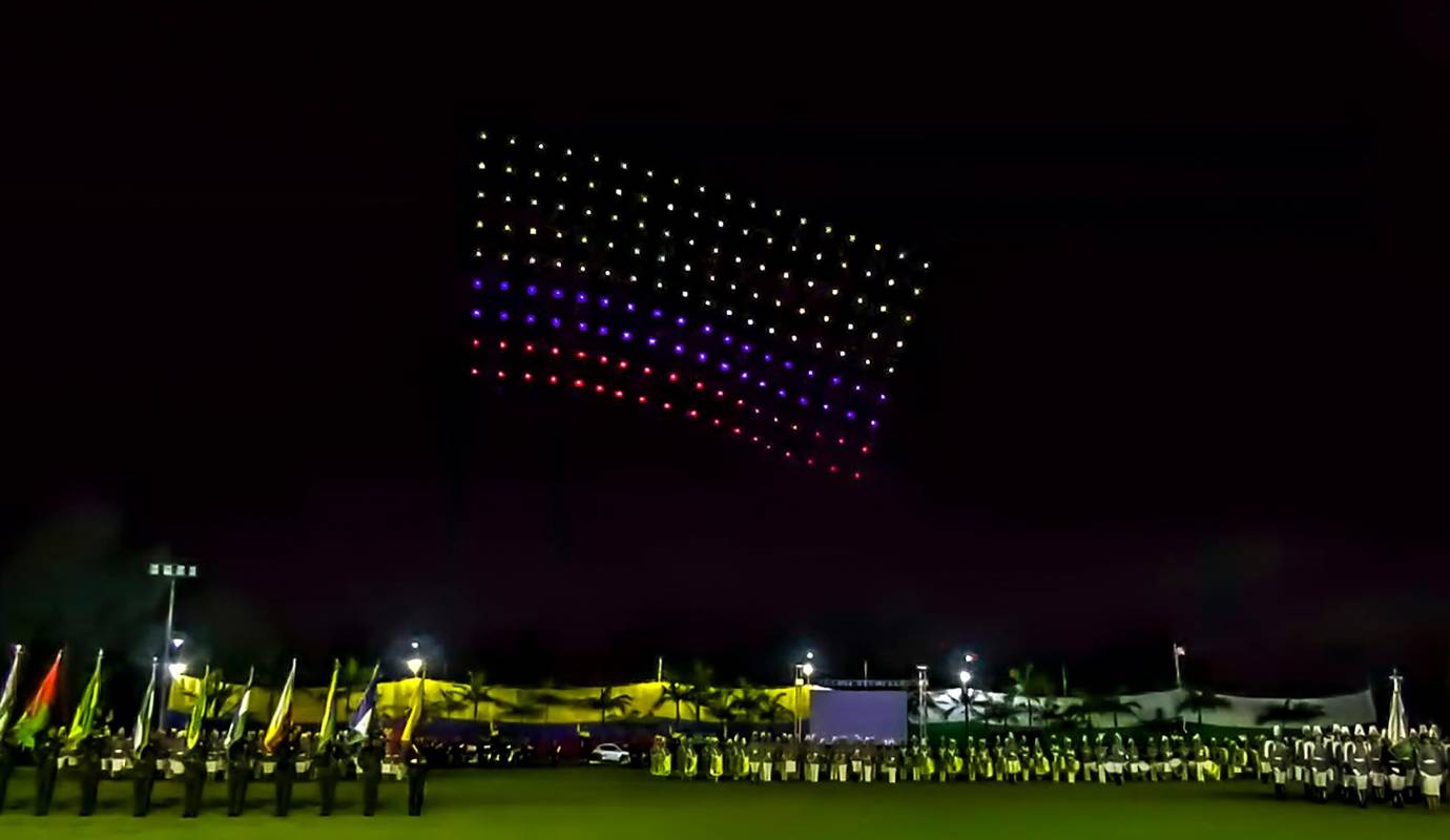 Estos drones, sincronizados en una coreografía tecnológica, formaron en el aire imágenes alusivas a la institución, como el escudo de la Policía Nacional y la bandera de Colombia. Foto: Toma de video