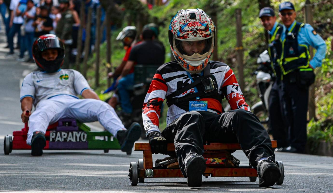 Las empinadas lomas de la vereda Los Olivares, en Itagüí, se llenaron de emoción y velocidad durante la tradicional carrera de carros de rodillos, que este año atrajo a decenas de competidores y espectadores en busca de adrenalina pura. Foto: Manuel Saldarriaga Quintero.