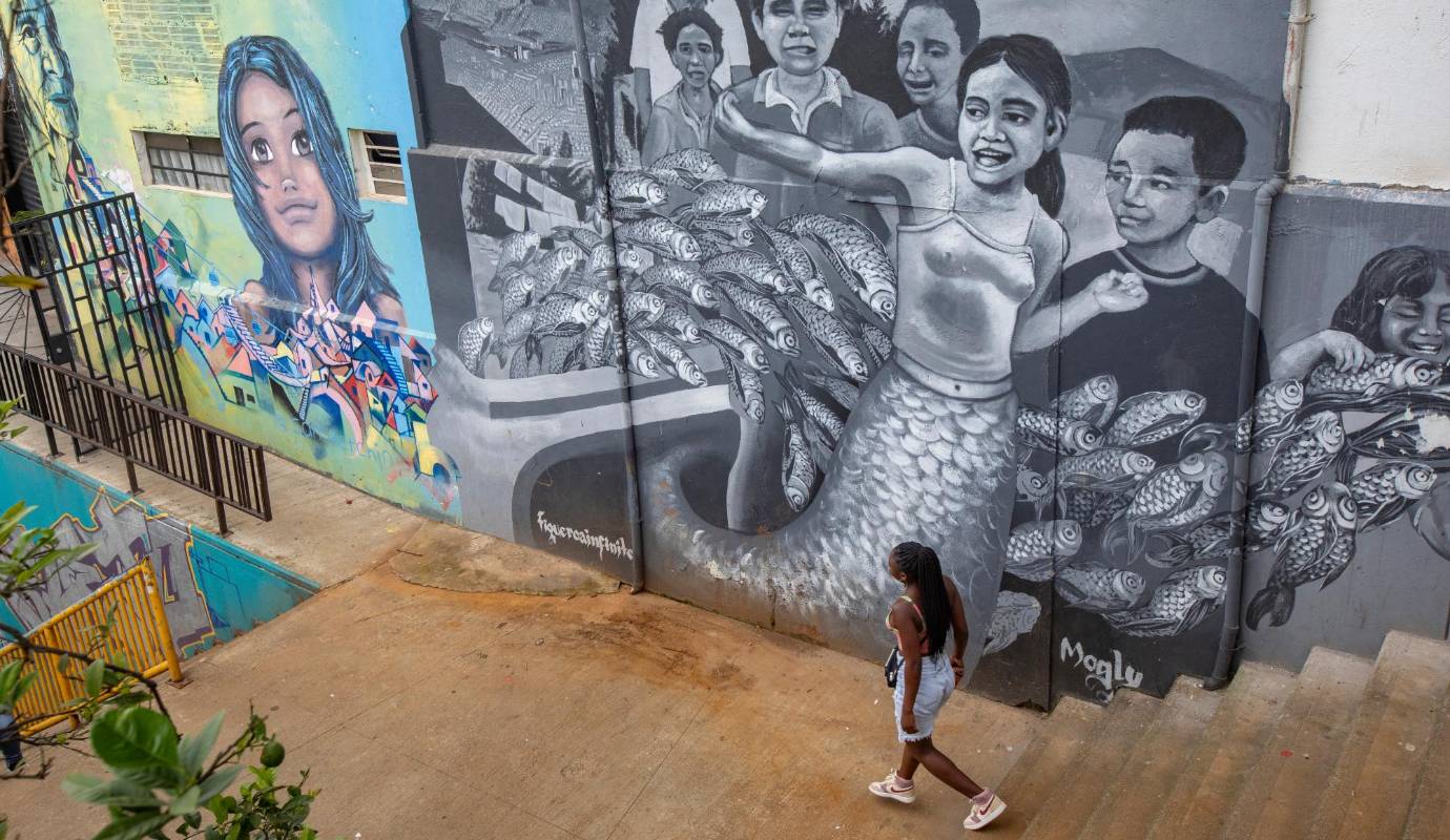 La idea de este museo al aire libre surgió de la Fundación Trash Art, que en 2014 se propuso recoger la mayor cantidad de historias posibles de un barrio que ha enfrentado convulsos procesos sociales, una zona que nació como receptora de víctimas del conflicto armado de diferentes partes de Antioquia y del país. Foto: Esneyder Gutiérrez Cardona 