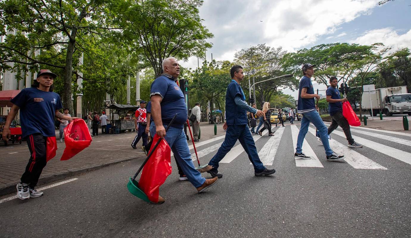 Este esfuerzo les brinda la oportunidad de demostrar su voluntad de cambio y de reintegrarse a la sociedad. Cada día, los hombres salen a las calles con el objetivo de devolverle a Medellín su brillo, mientras avanzan hacia una nueva etapa en sus vidas. Foto: Esneyder Gutiérrez